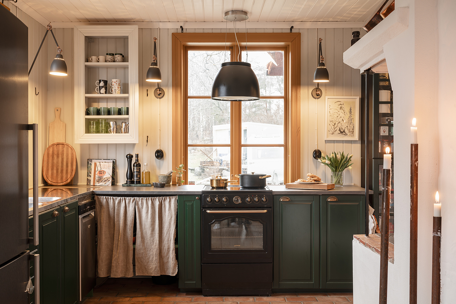 cuisine verte décoration scandinave rustique maison en bois rouge Suède cuisine verte décoration scandinave rustique maison en bois rouge Suède