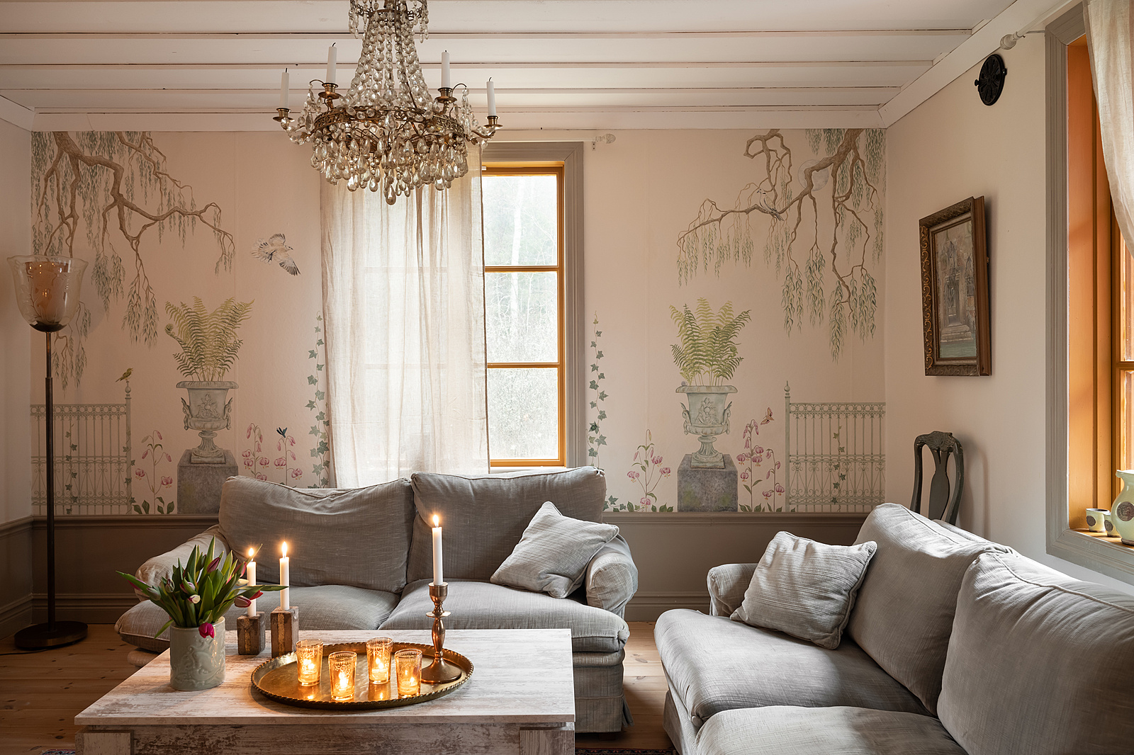 salon avec fresque murale décoration scandinave rustique maison en bois rouge Suède salon avec fresque murale décoration scandinave rustique maison en bois rouge Suède