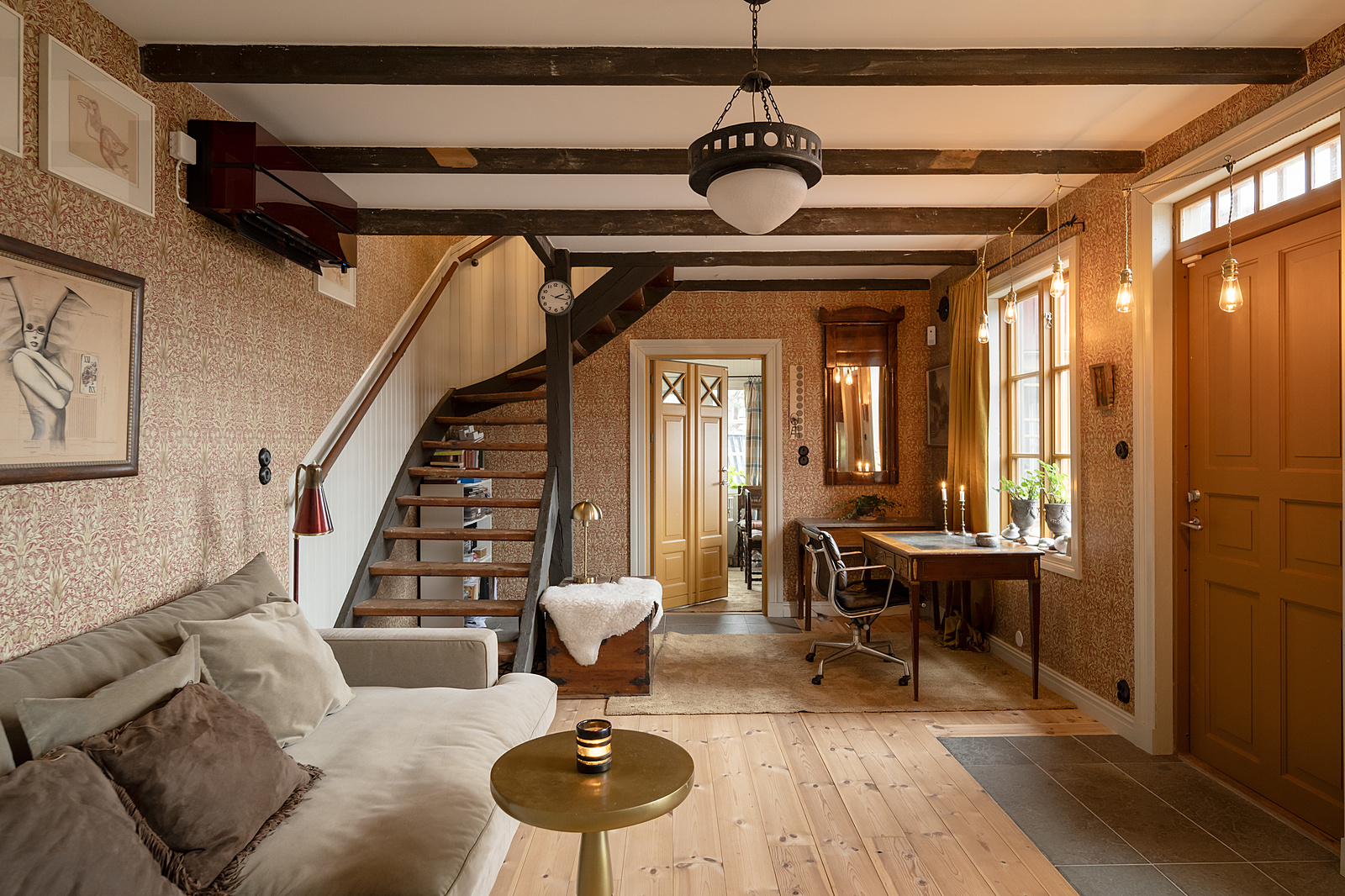 salon avec escalier décoration scandinave rustique maison en bois rouge Suède salon avec escalier décoration scandinave rustique maison en bois rouge Suède