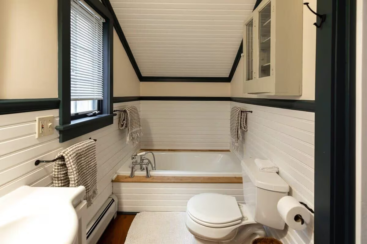 salle de bain mansardée The Library House