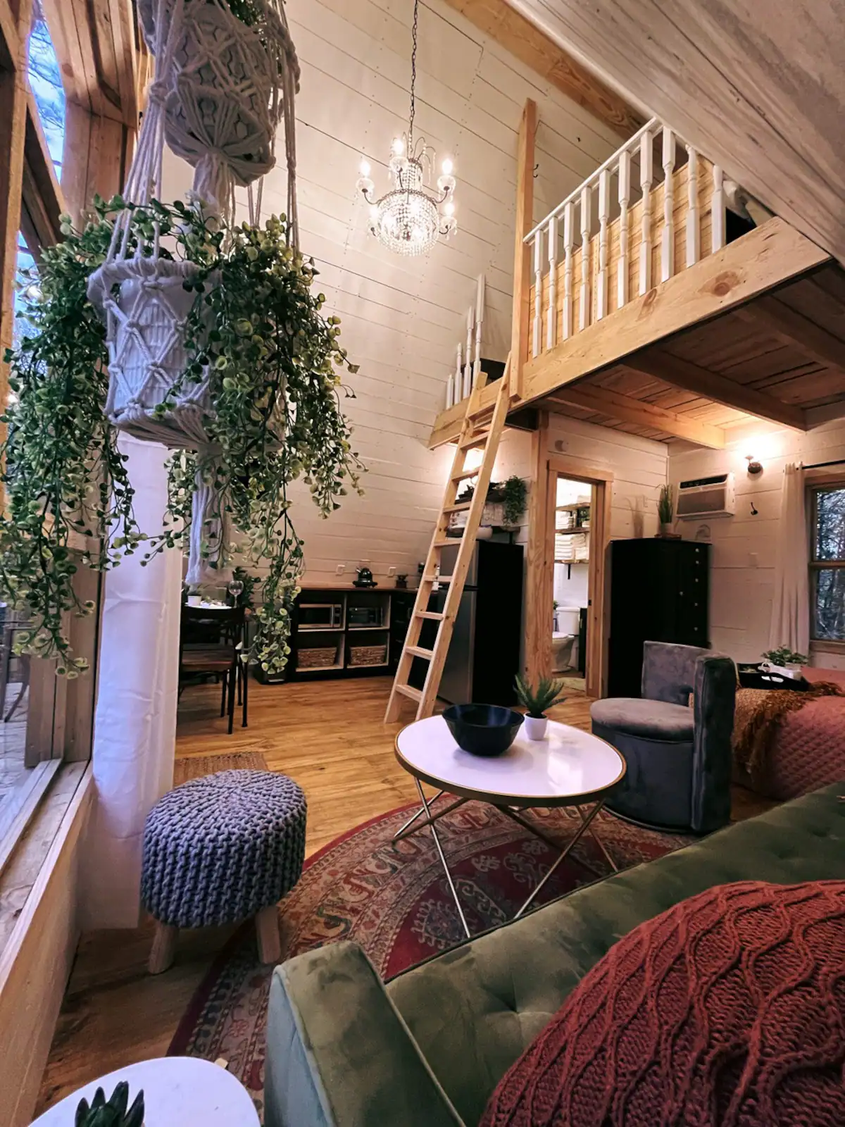 salon avec mezzanine maison A-Frame