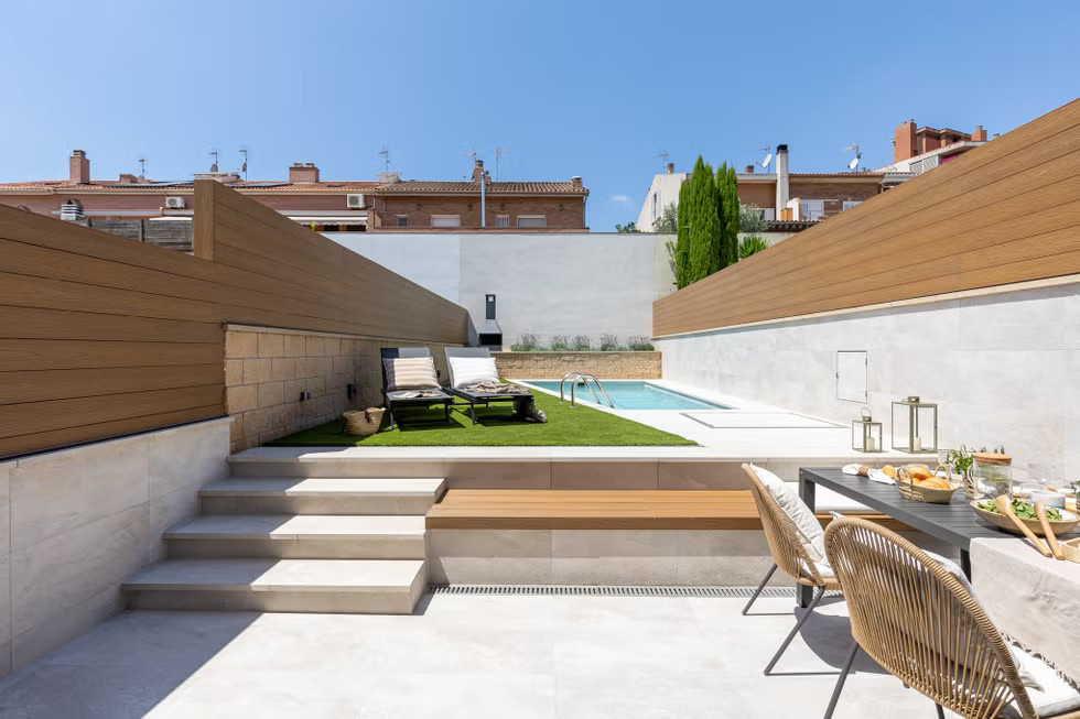 jardin de ville avec gazon synthétique et petite piscine