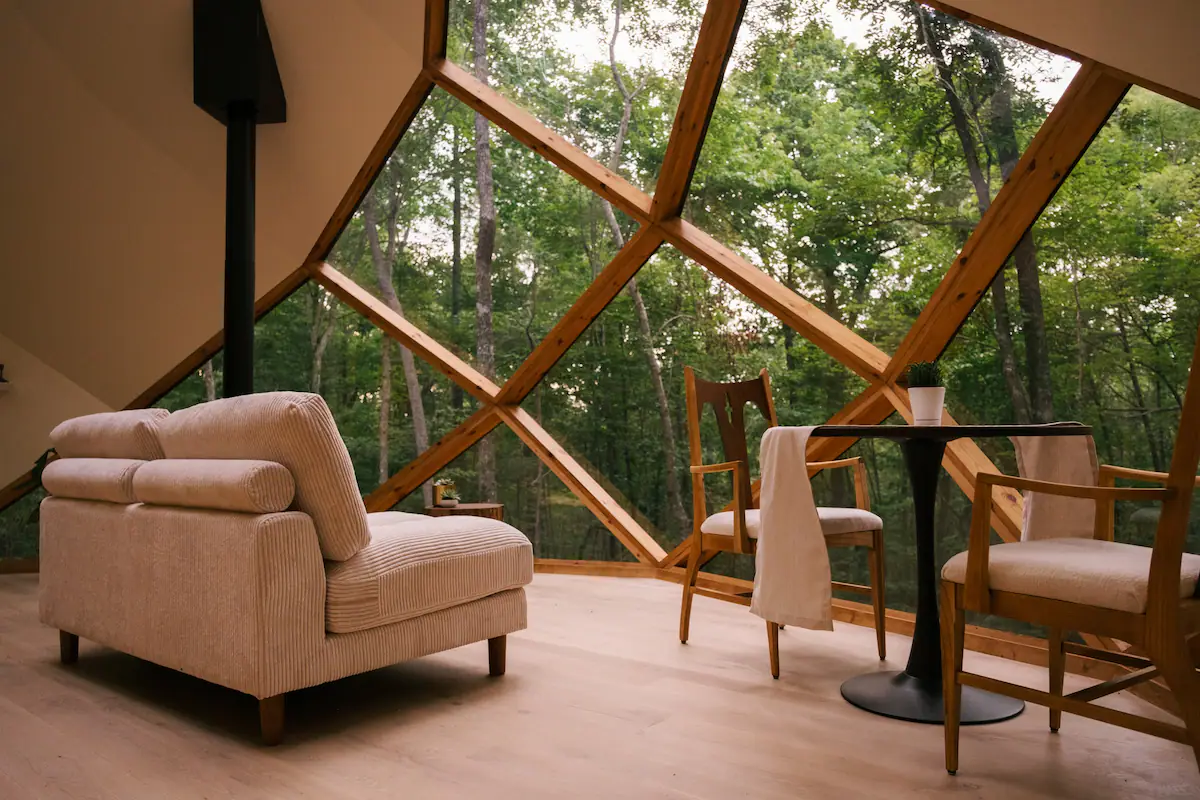 salon petite maison au dôme de verre dans la forêt The Laurel Zome