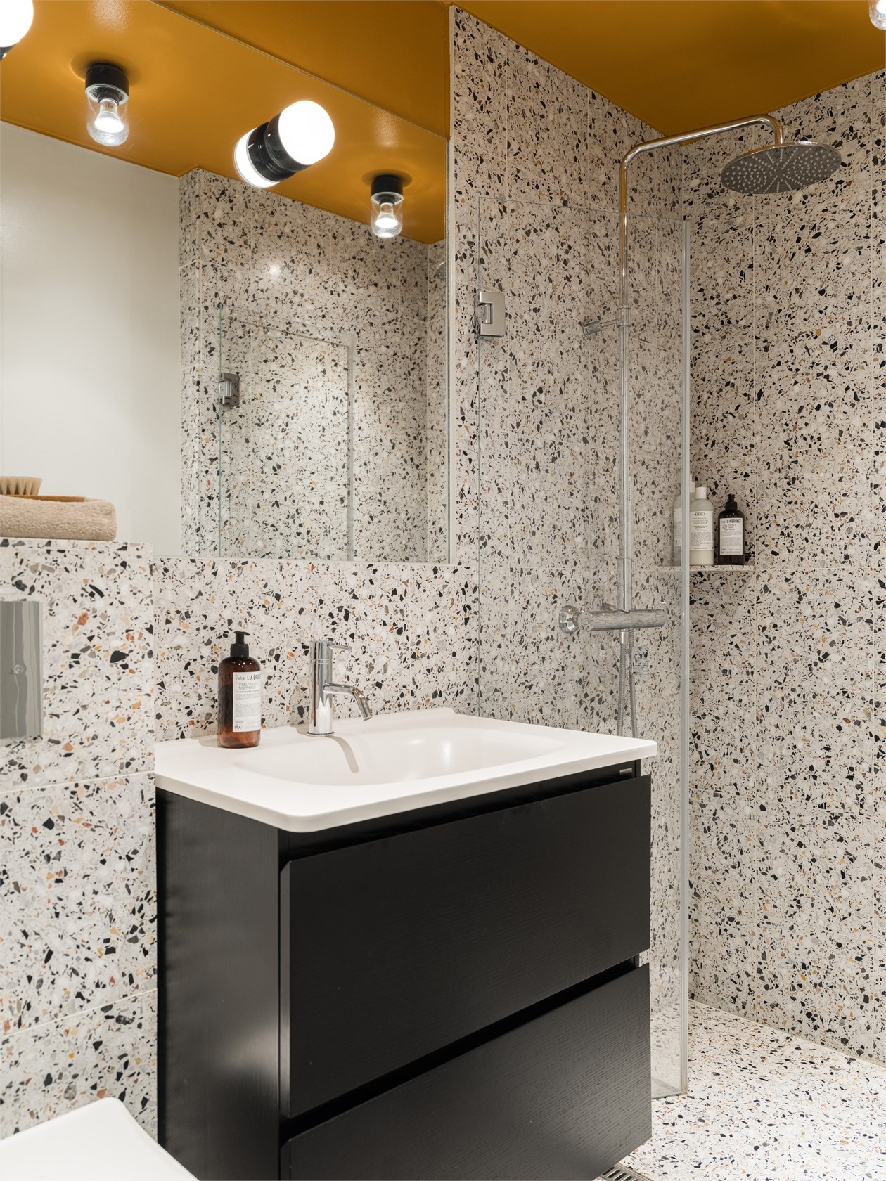 salle de bain décoration moderne murs terrazzo