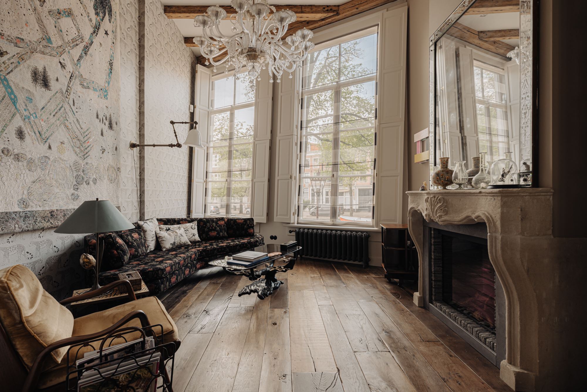 salon décoration vintage avec cheminée maison du canal à Amsterdam salon décoration vintage avec cheminée maison du canal à Amsterdam