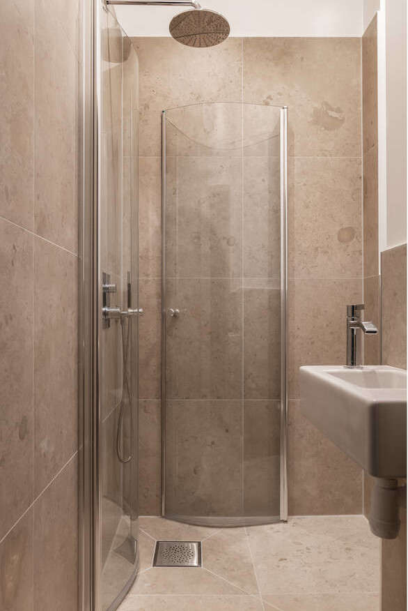 salle de bain moderne marbre beige