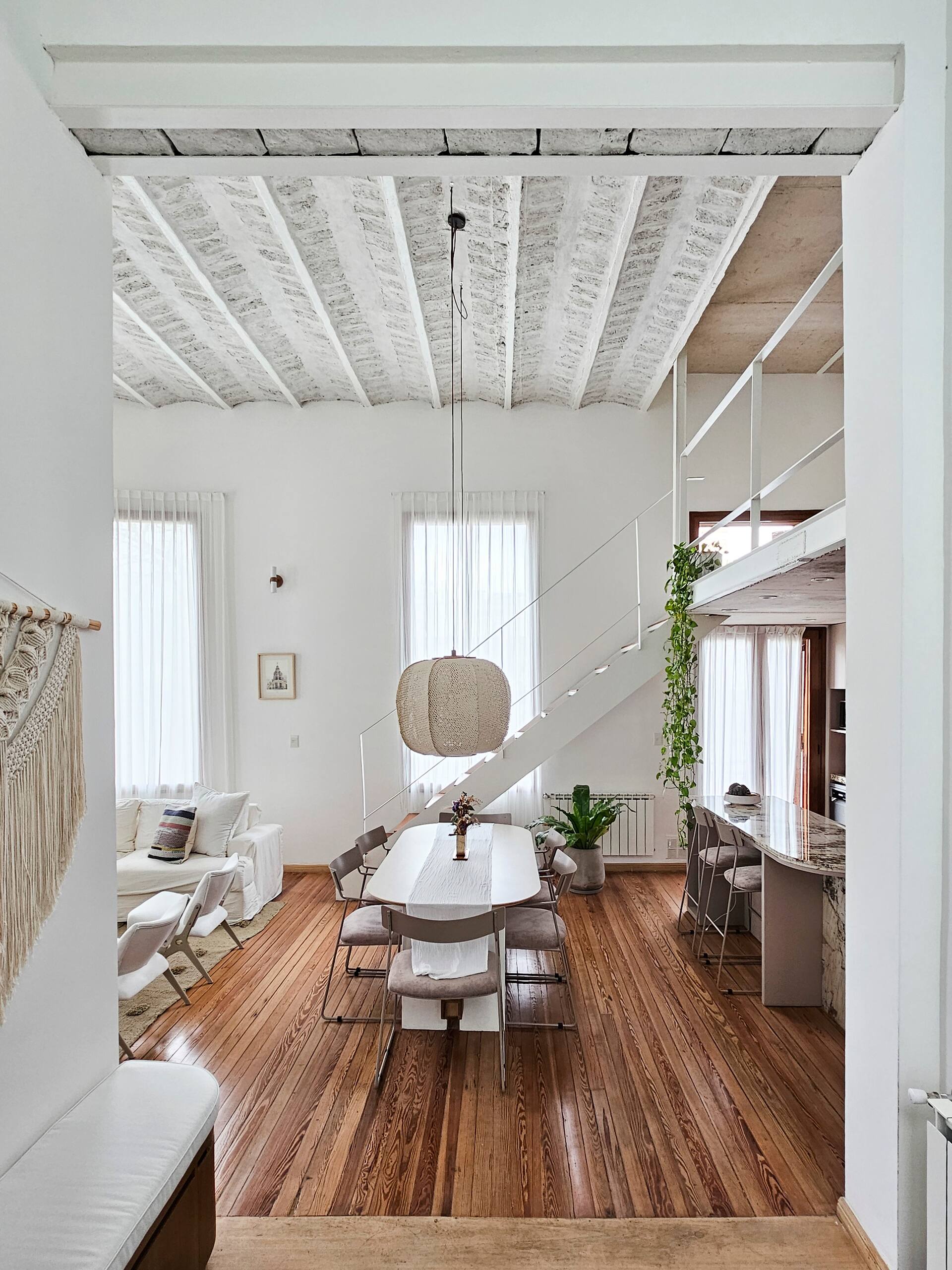 salon duplex avec terrasse décoration contemporaine plafond catalan salon duplex avec terrasse décoration contemporaine plafond catalan