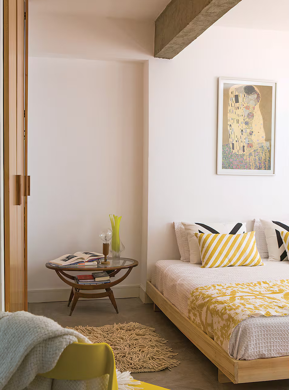 chambre avec poutre béton maison ancienne rénovée