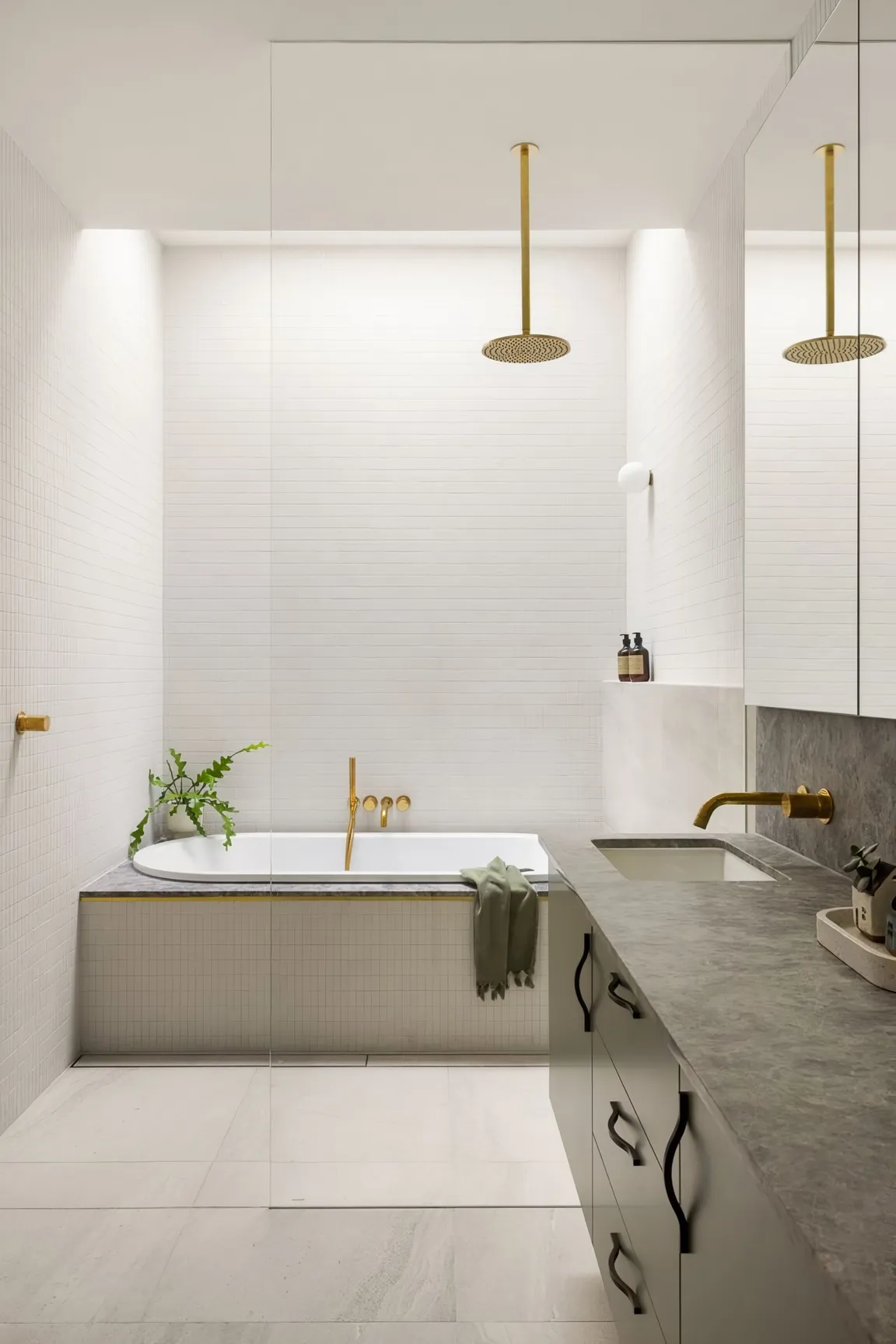 salle de bain design avec puit de lumière