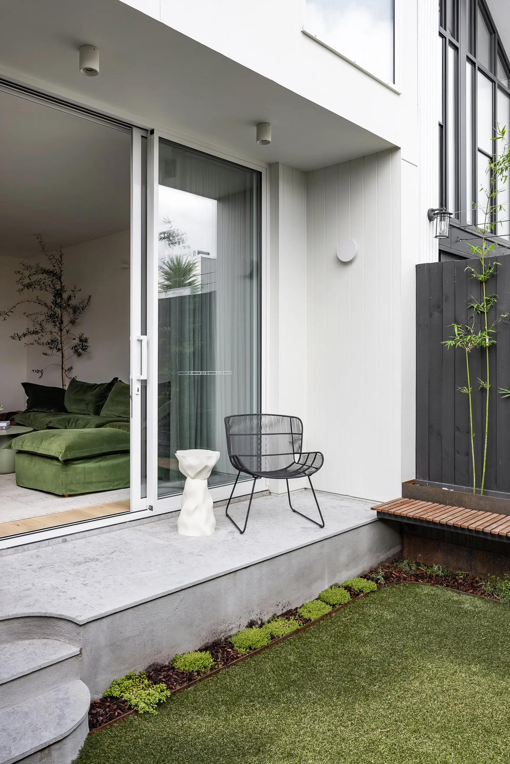 jardin maison typiquement victorienne rénovée en style contemporain