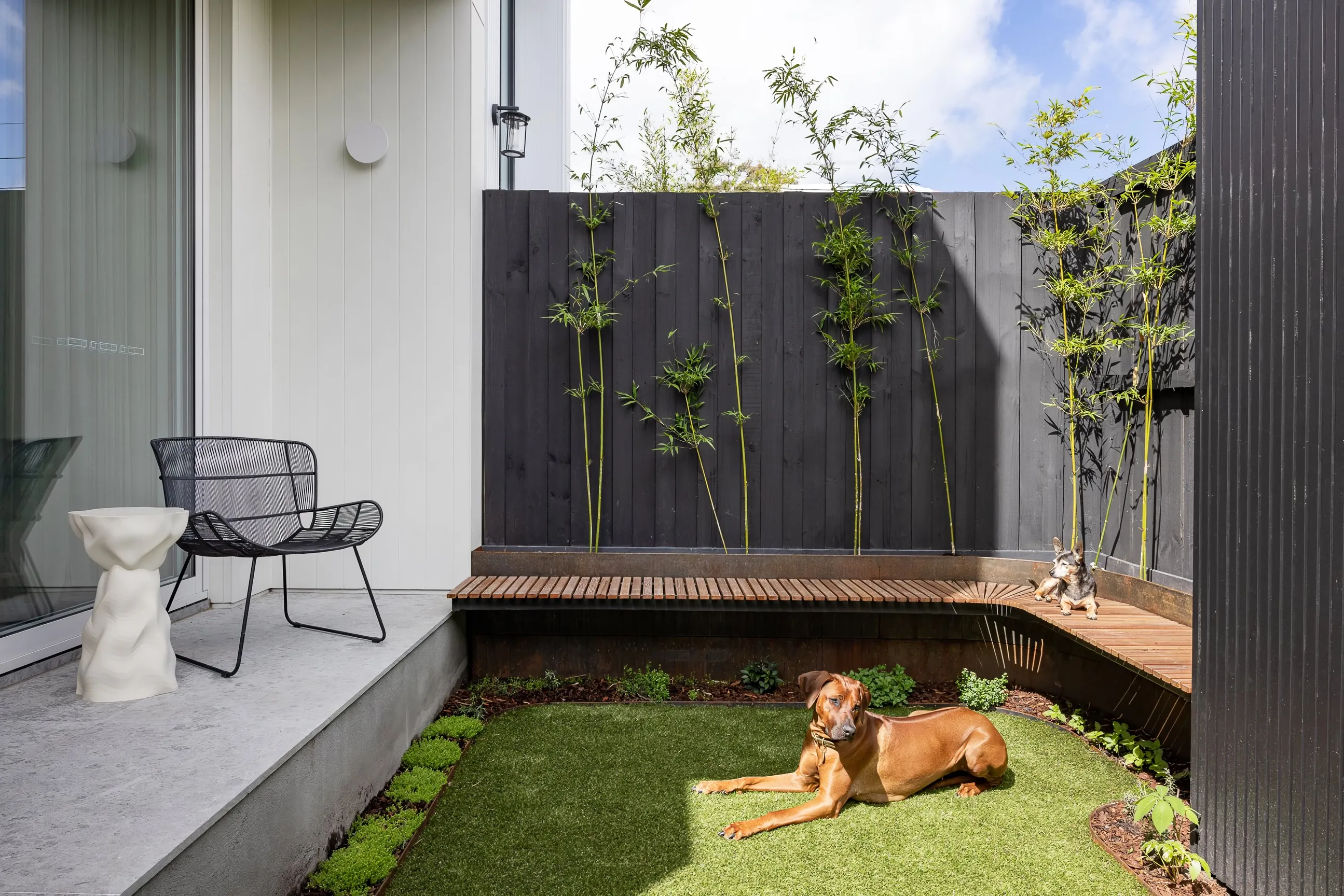 jardin maison typiquement victorienne rénovée en style contemporain