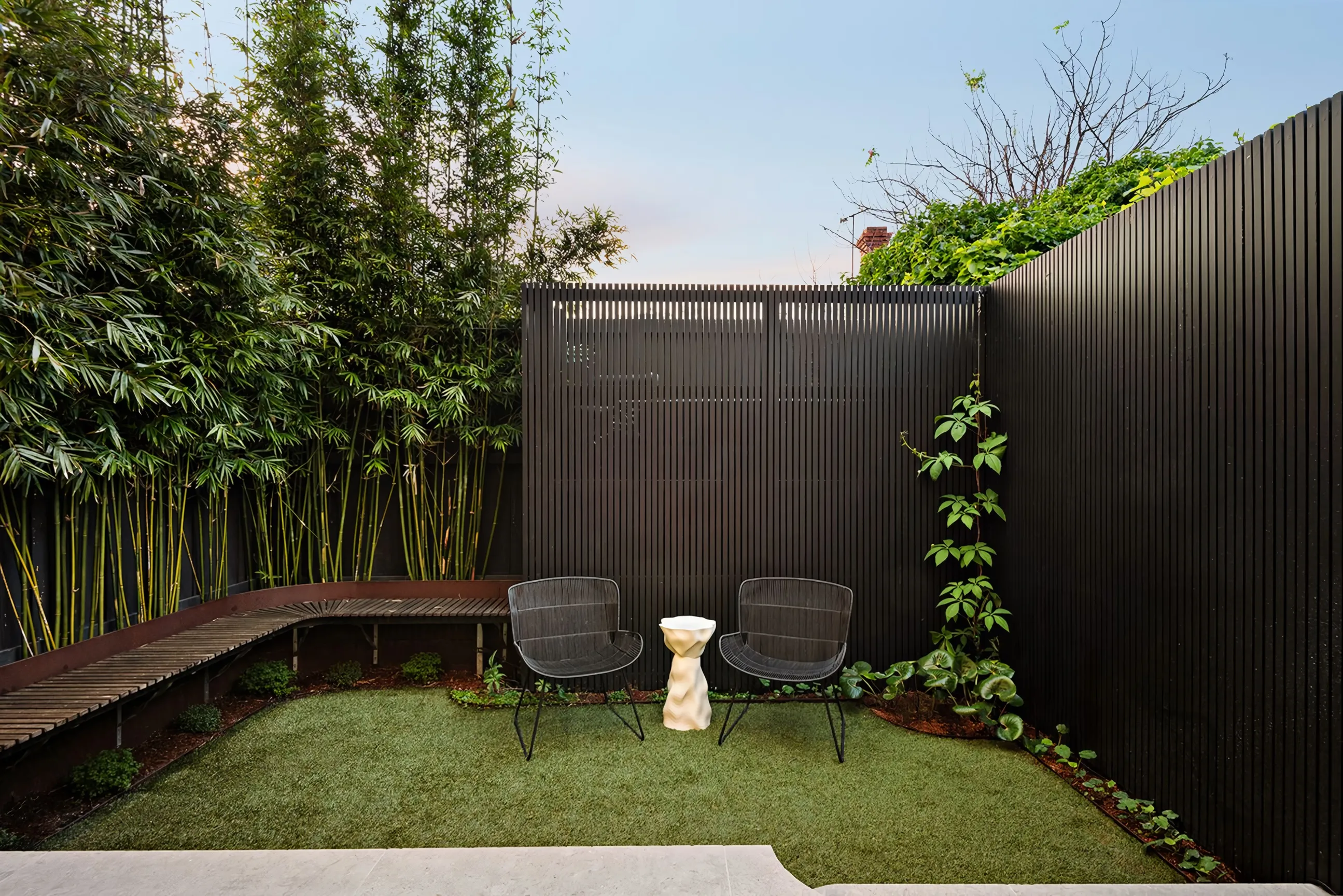 jardin maison typiquement victorienne rénovée en style contemporain
