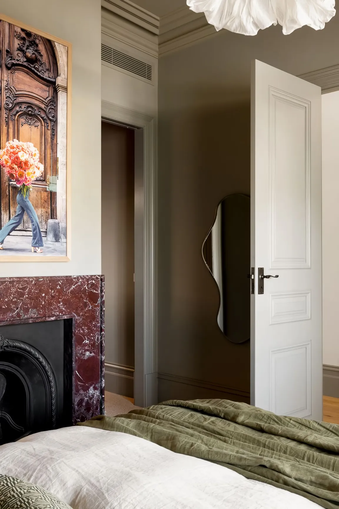 chambre avec cheminée marbre décoration contemporaine