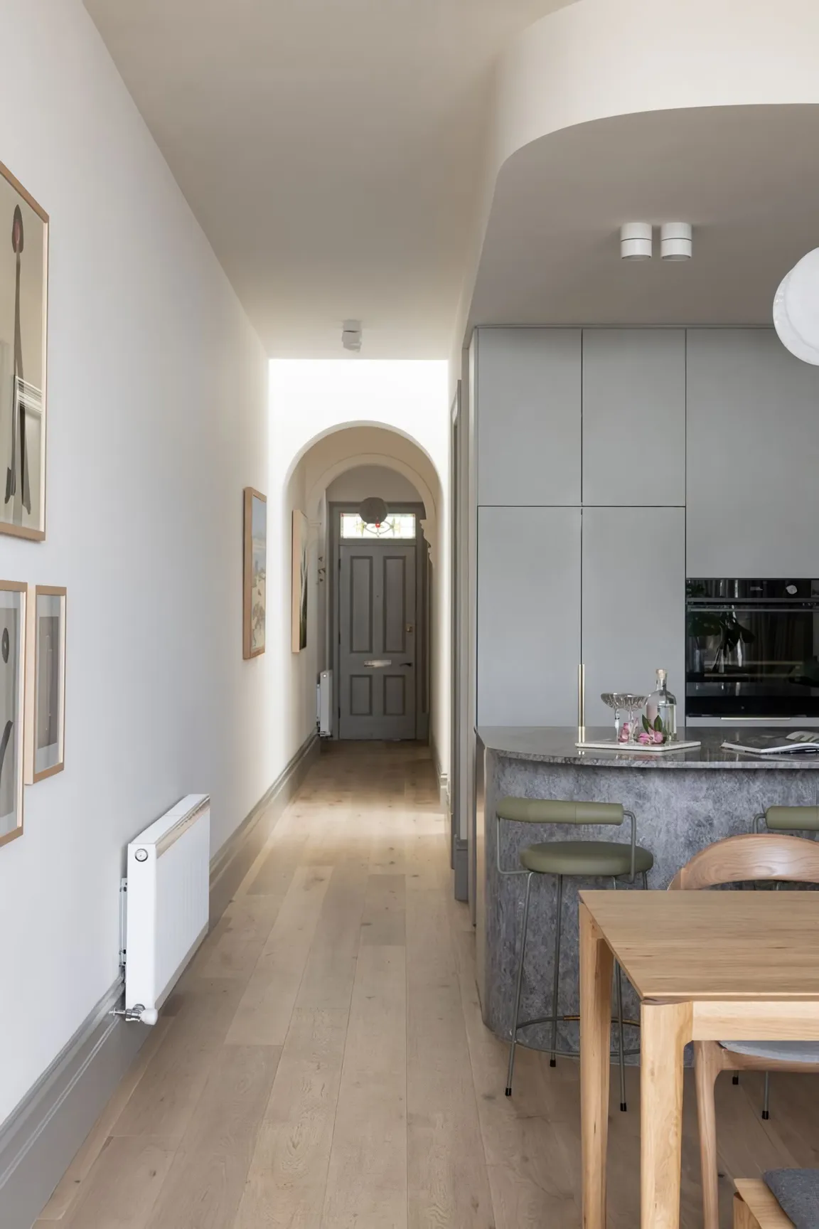 cuisine grise ouverte et salle à manger décoration contemporaine