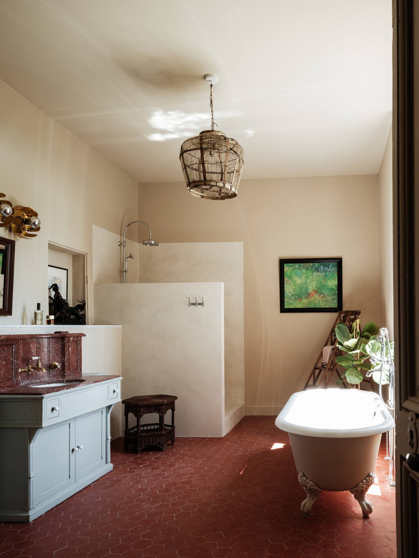 salle de bain avec tomettes rétro la Bastide des Chardons