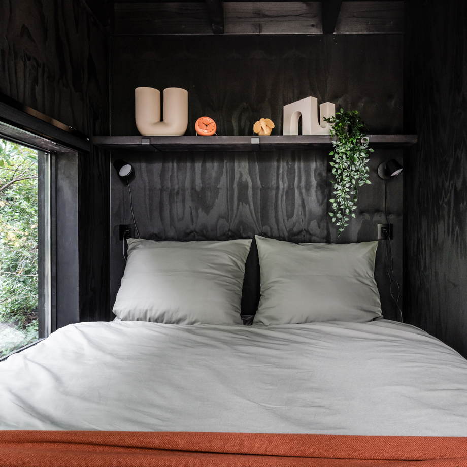 chambre petite maison façade noire BushBox
