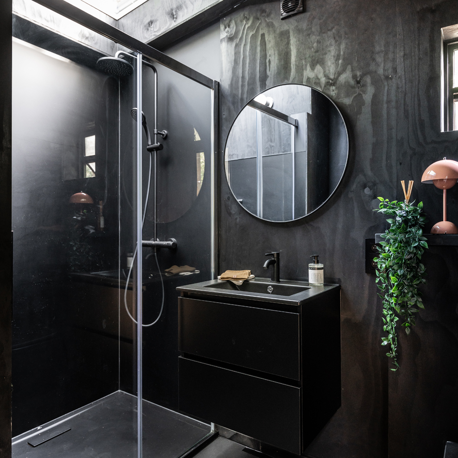 salle de bain petite maison façade noire BushBox