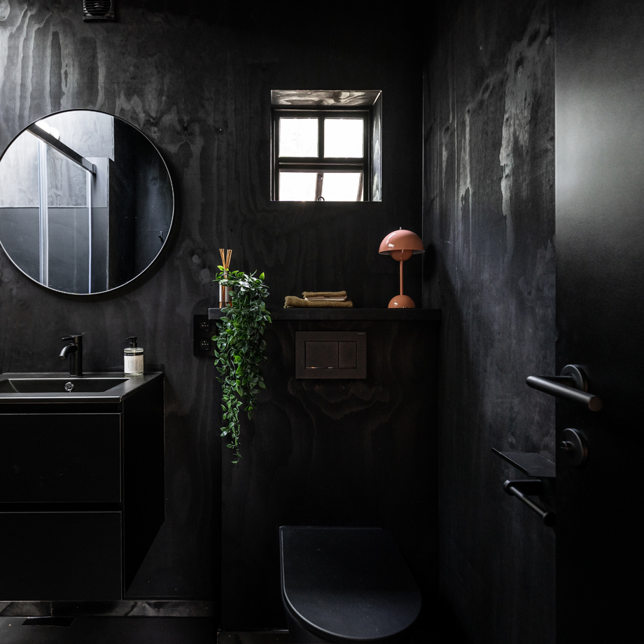 salle de bain petite maison façade noire BushBox