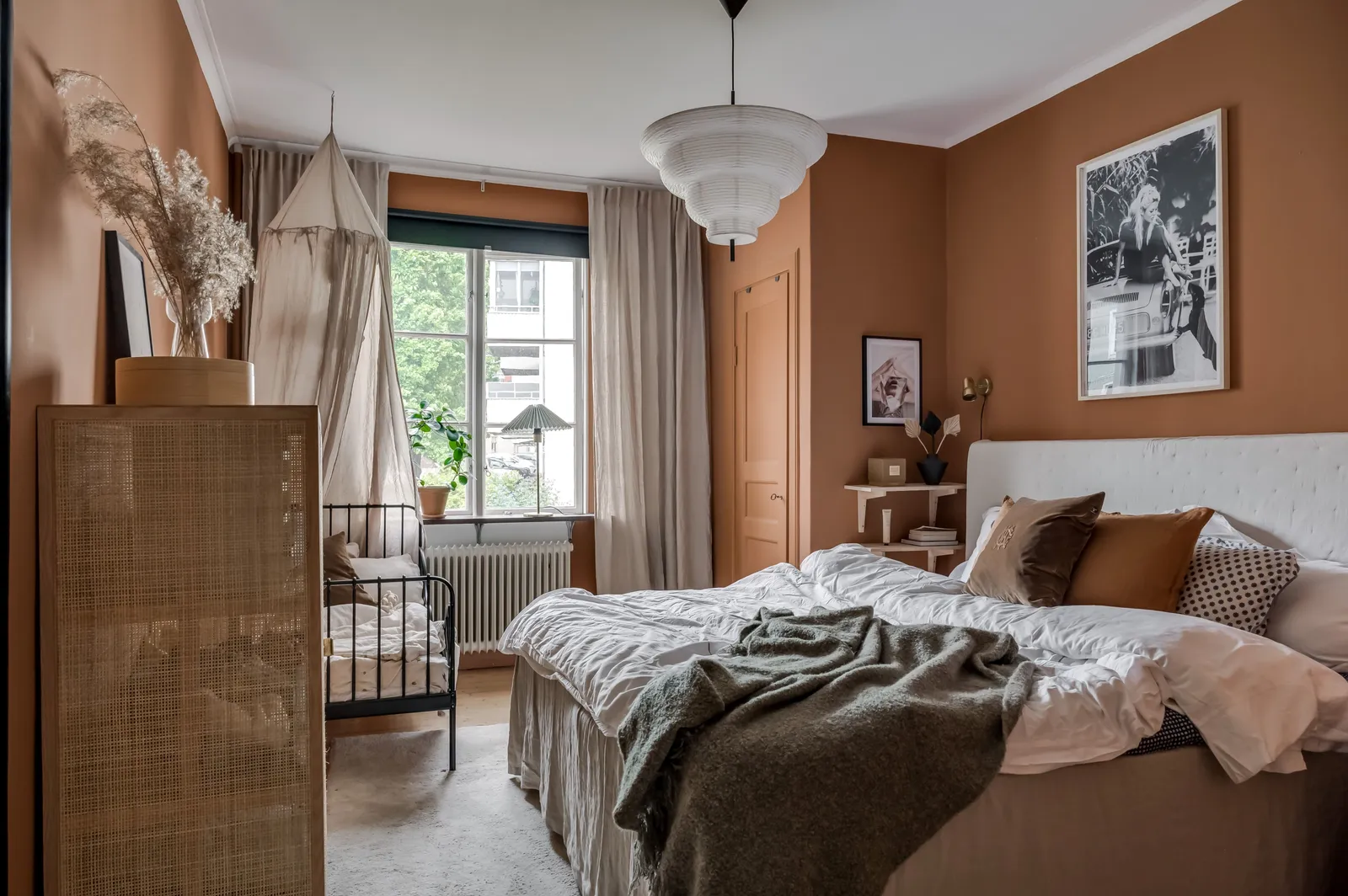 chambre mur ocre décoration scandinave