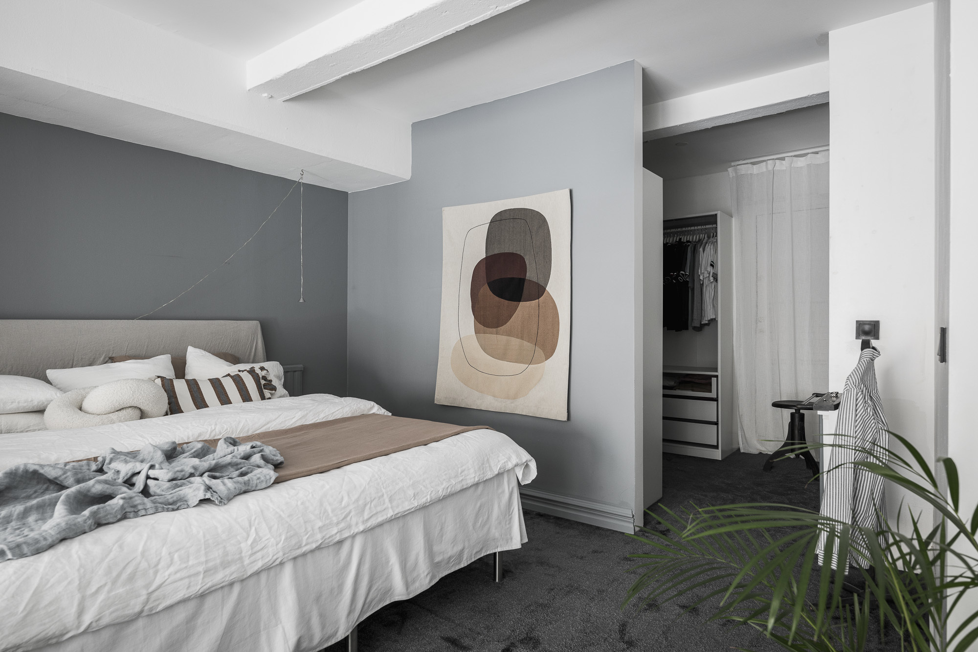 chambre mur gris avec dressing semi-ouvert chambre mur gris avec dressing semi-ouvert