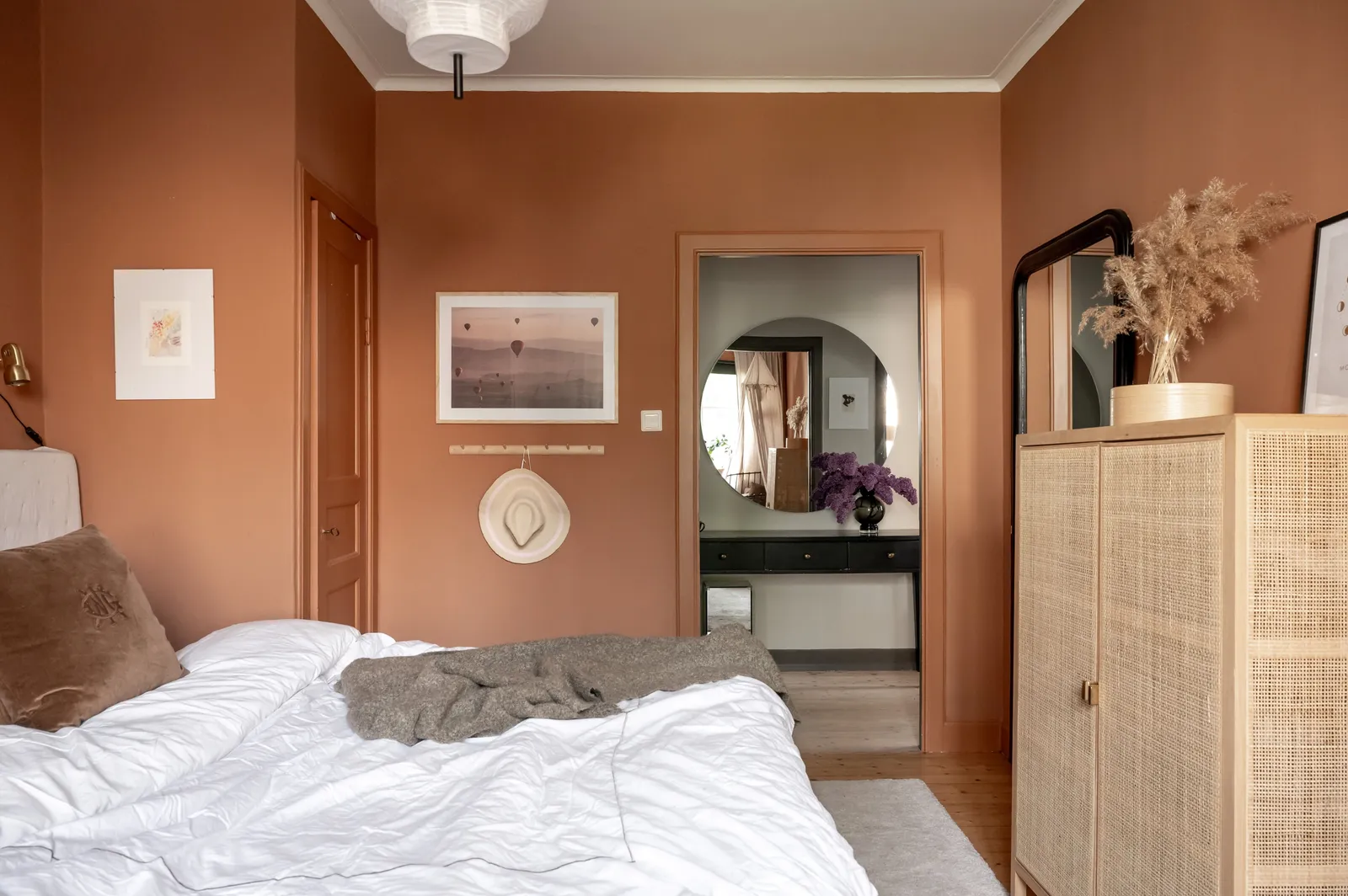 chambre mur ocre décoration scandinave