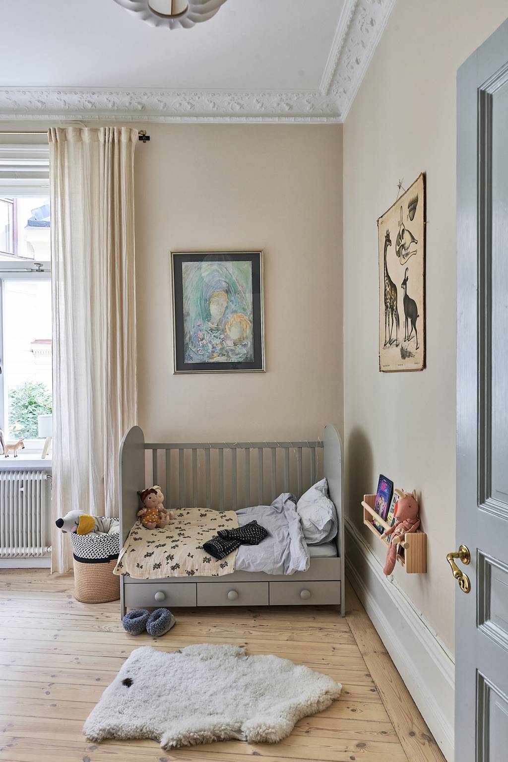 chambre enfant avec moulures