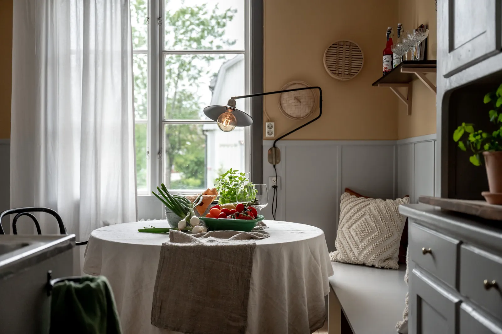 cuisine grise et jaune décoration scandinave