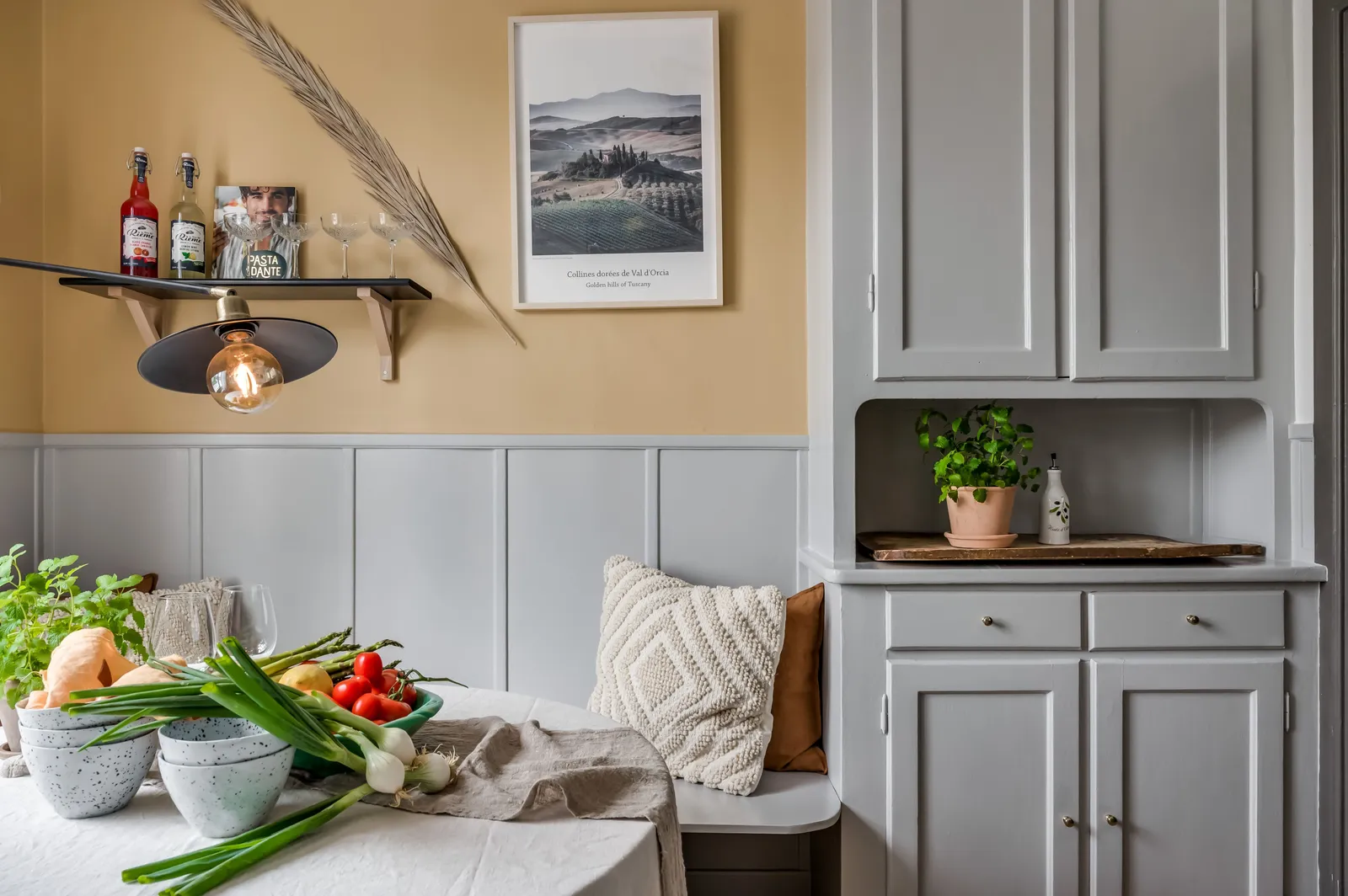 cuisine grise mur jaune décoration scandinave