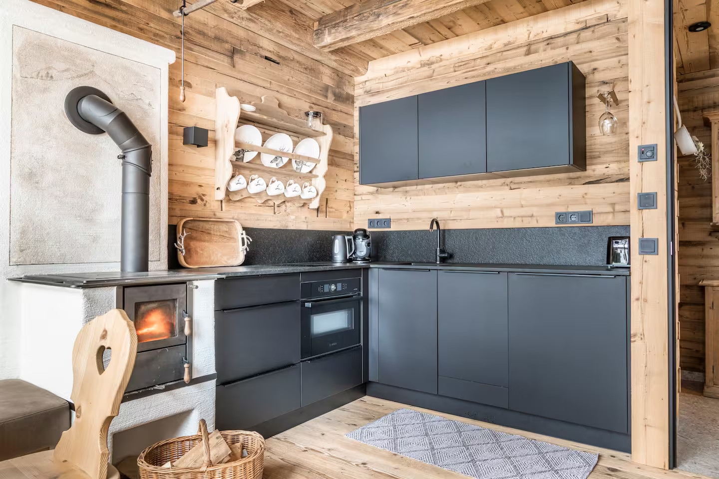 cuisine design noire et salon avec poêle petit chalet cuisine design noire et salon avec poêle petit chalet
