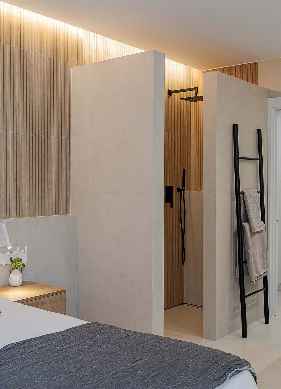 salle de bain ouverte chambre décoration naturelle