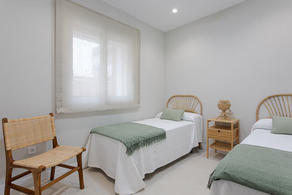 chambre à deux lits décoration naturelle