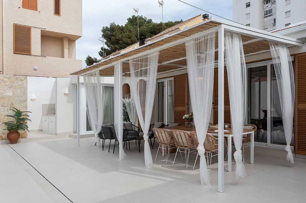 terrasse avec pergola maison de plage avec patio et piscine