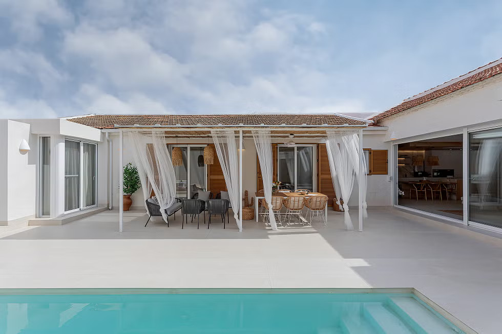 terrasse avec pergola maison de plage avec patio et piscine