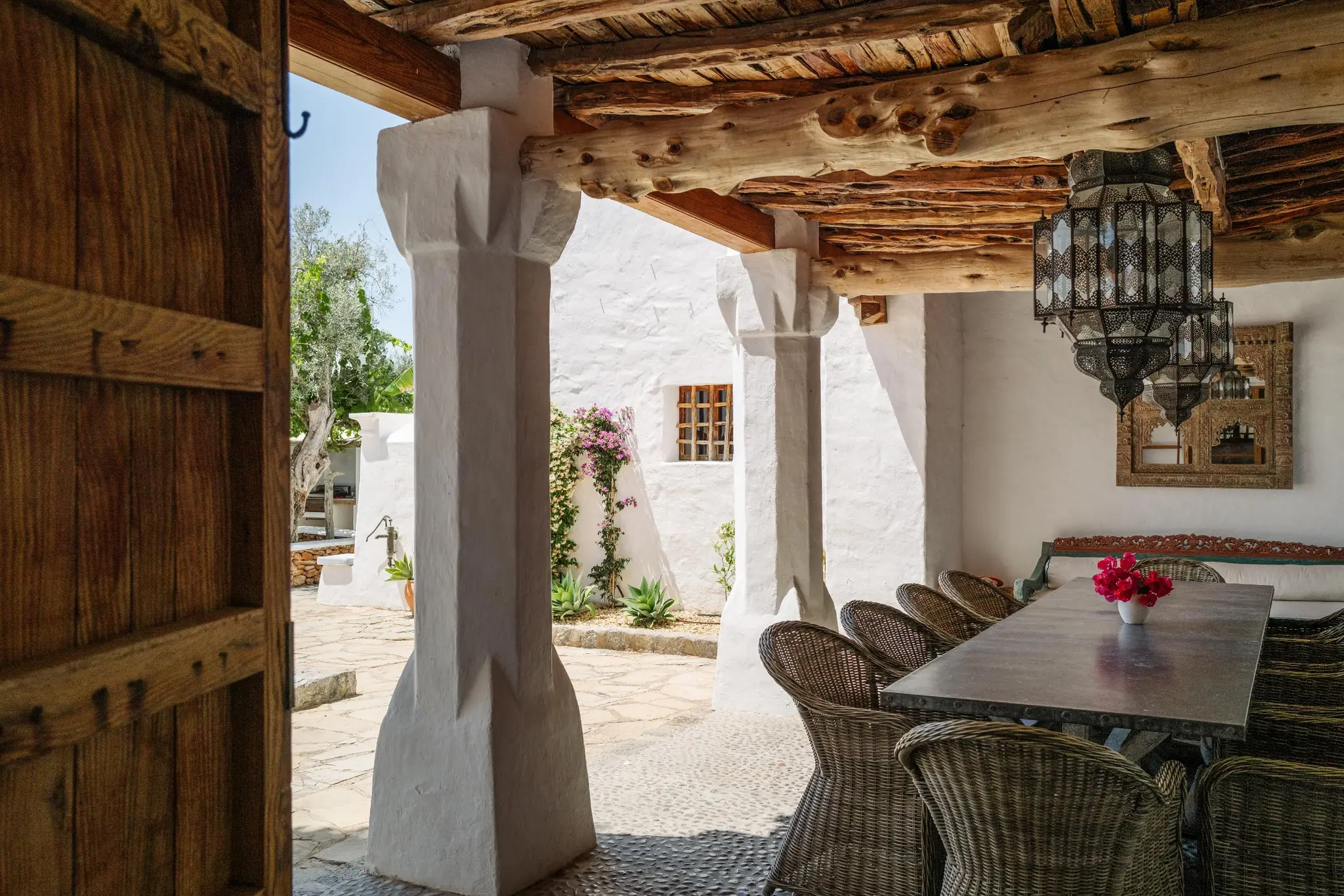 terrasse abritée maison Ibiza par Blakstad