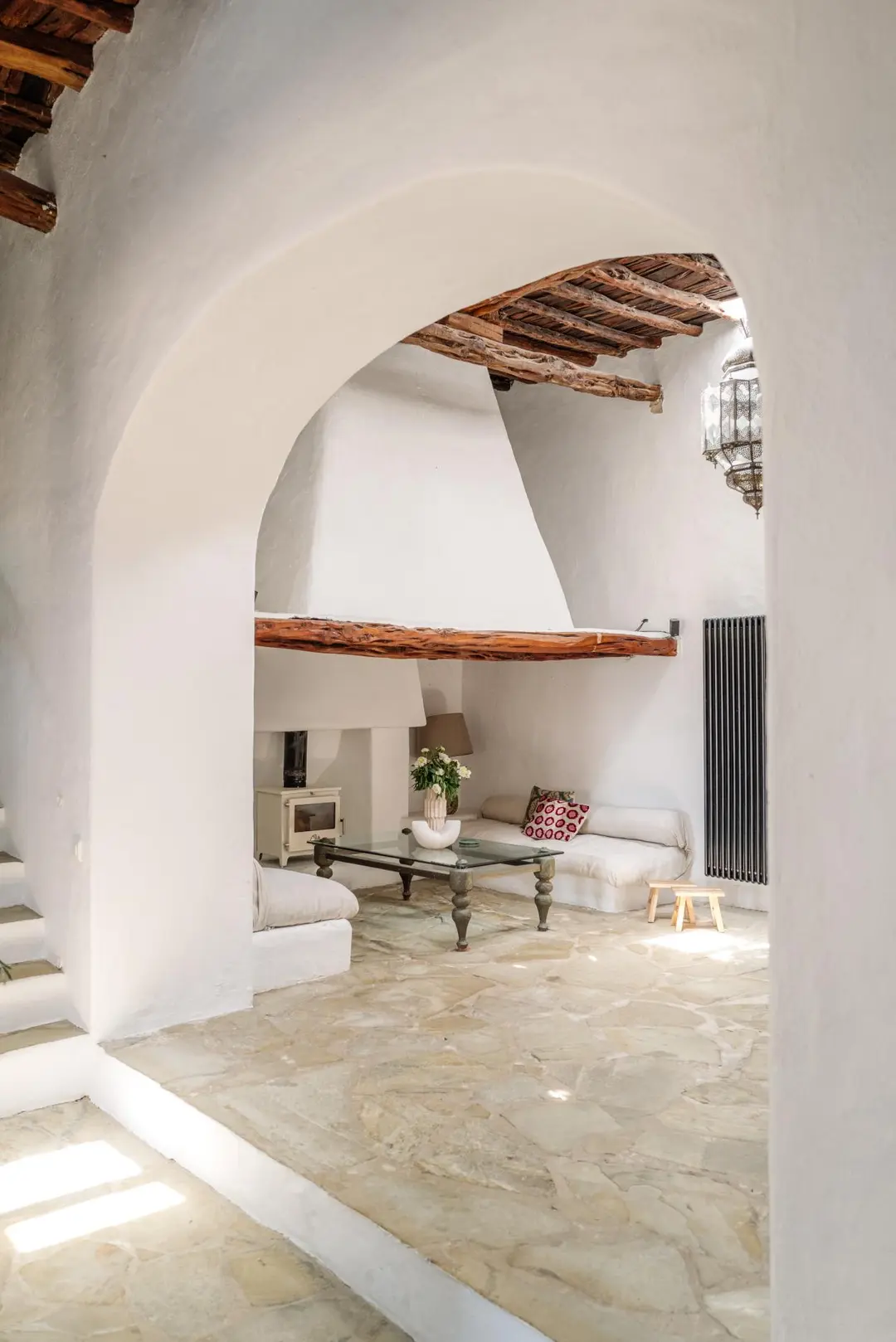 salon avec cheminée et poutres décoration rustique chic maison Ibiza par Blakstad