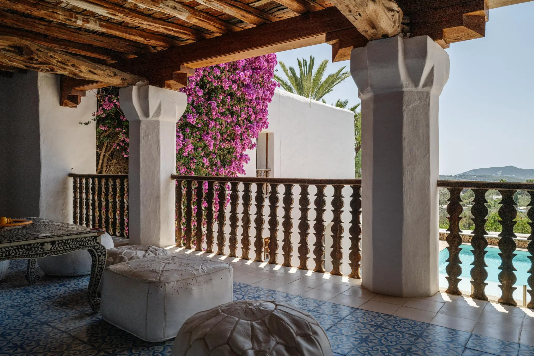 terrasse abritée sur jardin avec piscine maison Ibiza par Blakstad