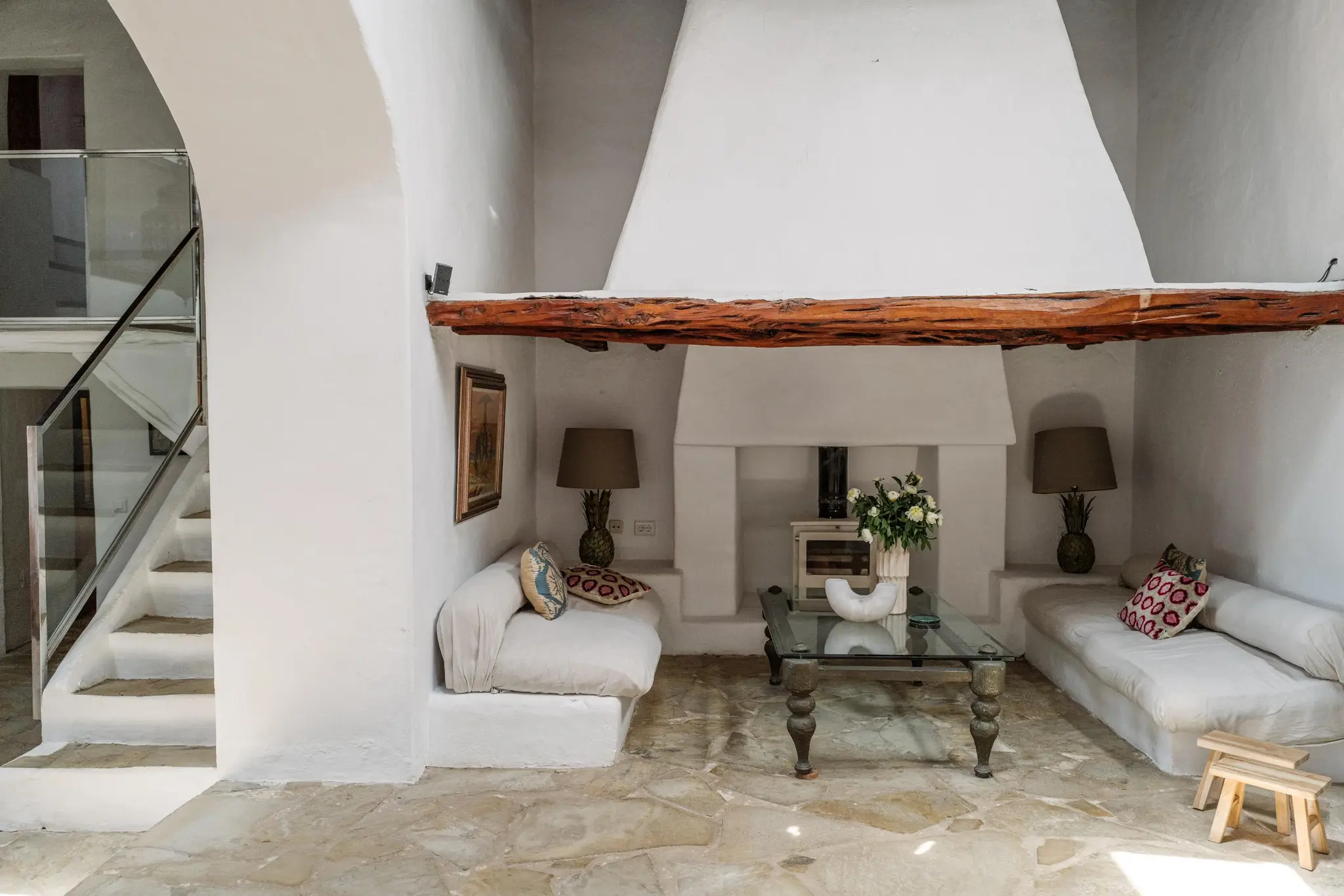 salon avec immense cheminée maison Ibiza par Blakstad