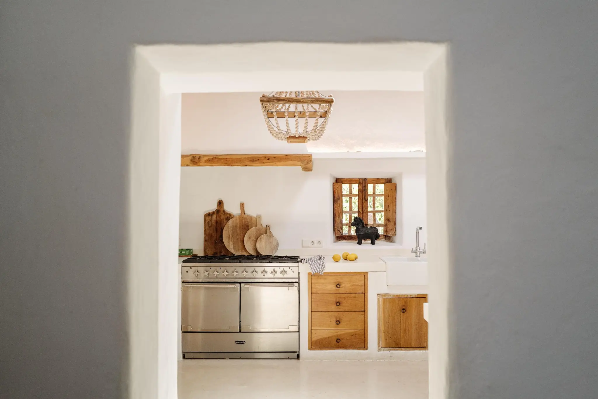 cuisine rustique chic maison Ibiza par Blakstad