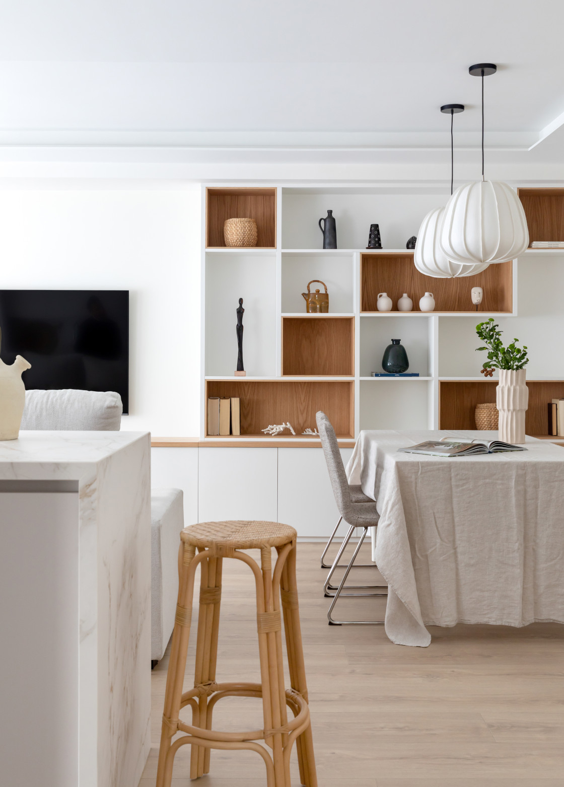 salon avec cuisine ouverte décoration contemporaine appartement 81m2
