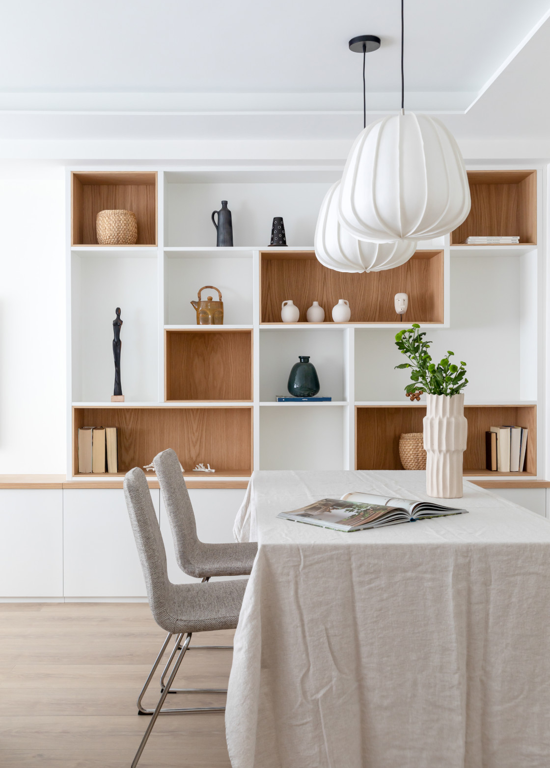 salon avec bibliothèque décoration contemporaine appartement 81m2