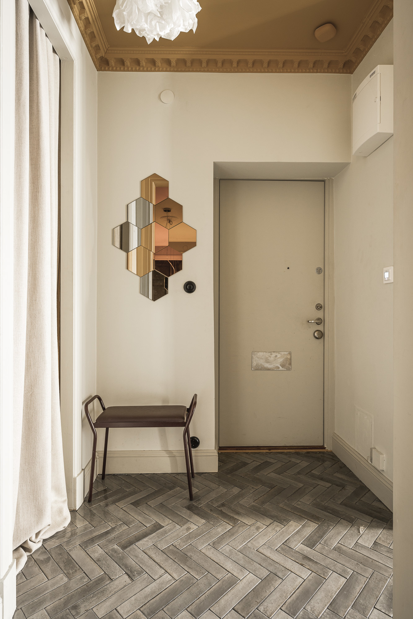 entrée plafond jaune et carrelage gris