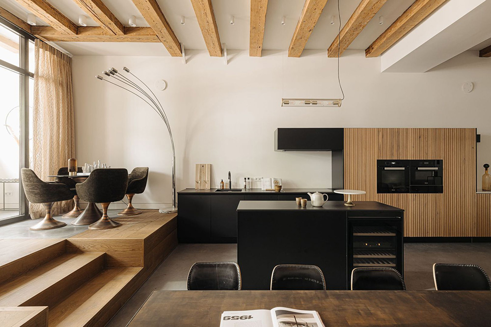 cuisine ouverte avec poutres appartement rénové 155m2 décoration contemporaine