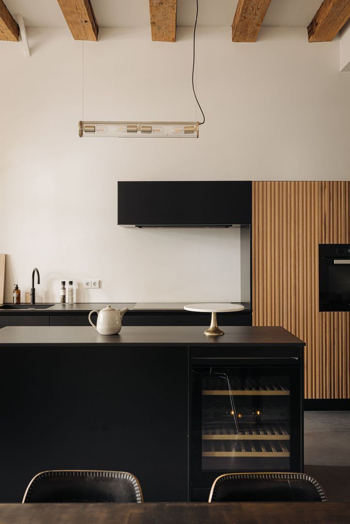 cuisine ouverte avec poutres appartement rénové 155m2 décoration contemporaine