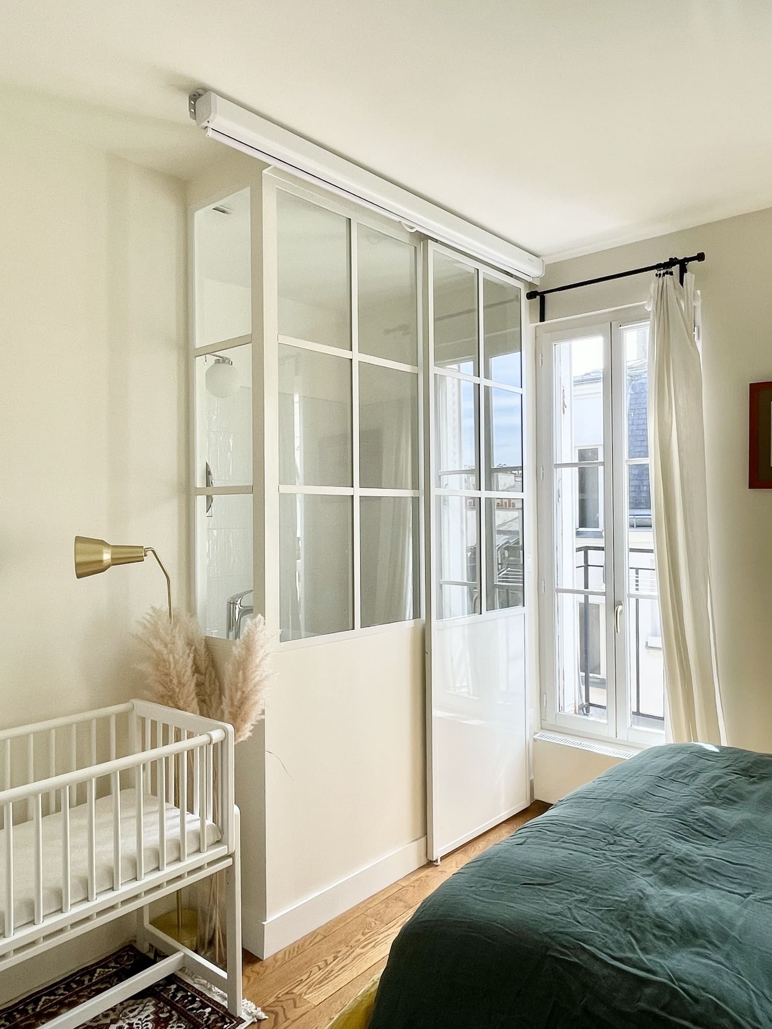 chambre avec petite salle de bain appartement Paris par Happy Pog Charlotte Gille chambre avec petite salle de bain appartement Paris par Happy Pog Charlotte Gille