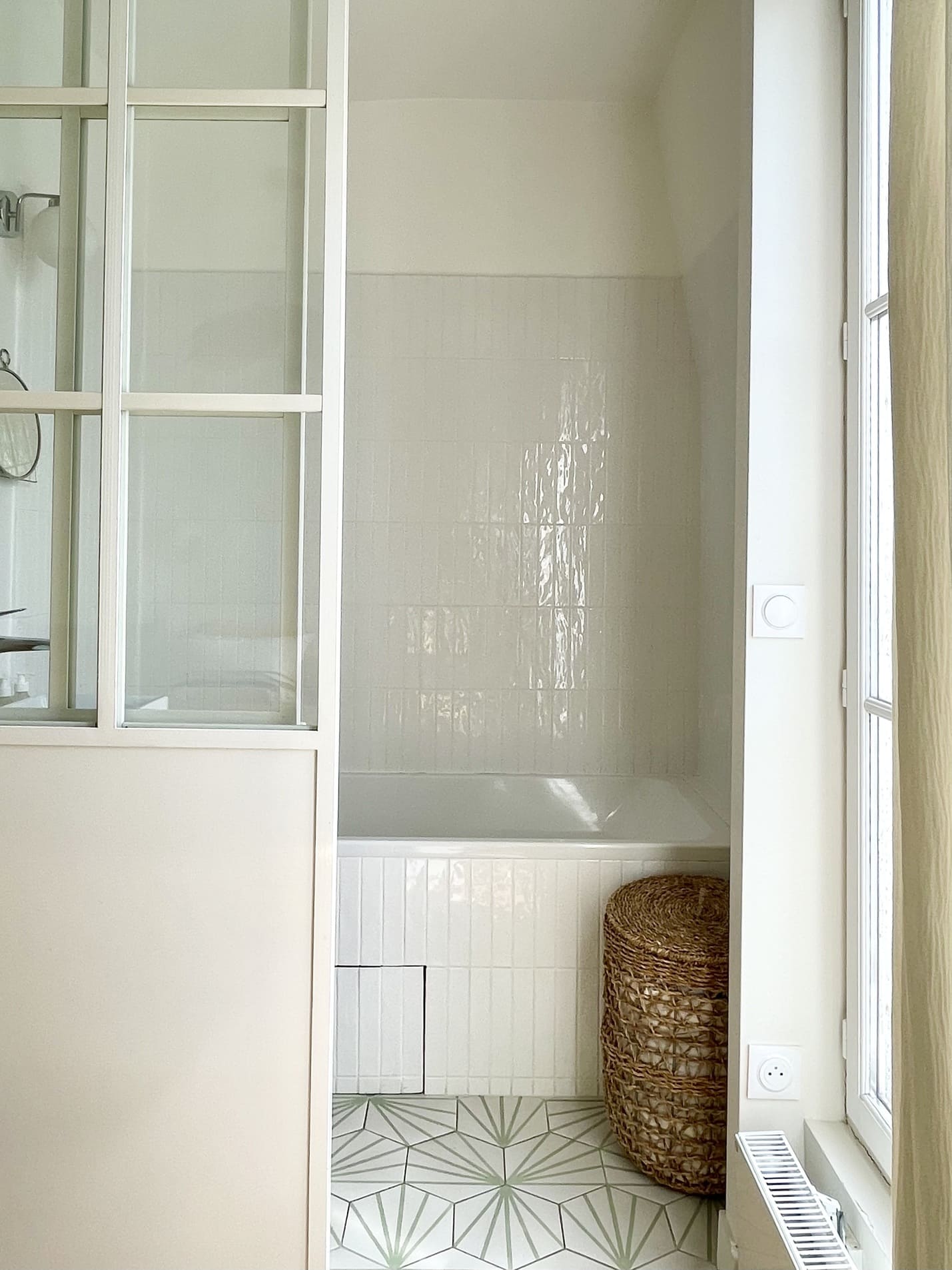 petite salle de bain dans chambre appartement Paris par Happy Pog Charlotte Gille petite salle de bain dans chambre appartement Paris par Happy Pog Charlotte Gille