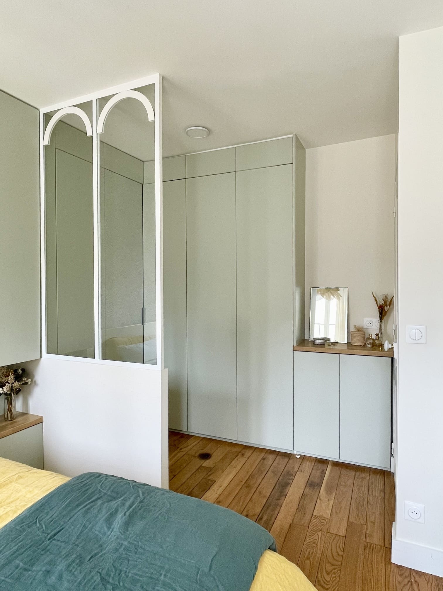 chambre avec dressing appartement Paris par Happy Pog Charlotte Gille chambre avec dressing appartement Paris par Happy Pog Charlotte Gille