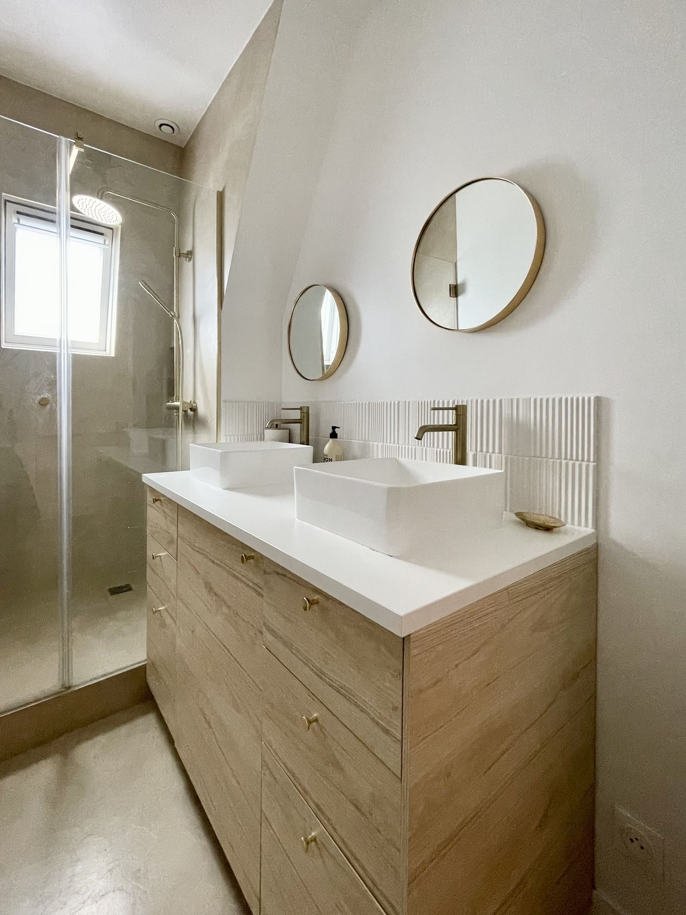 salle de bain blanche et bois rénovation par Happy Pog Charlotte Gille salle de bain blanche et bois rénovation par Happy Pog Charlotte Gille