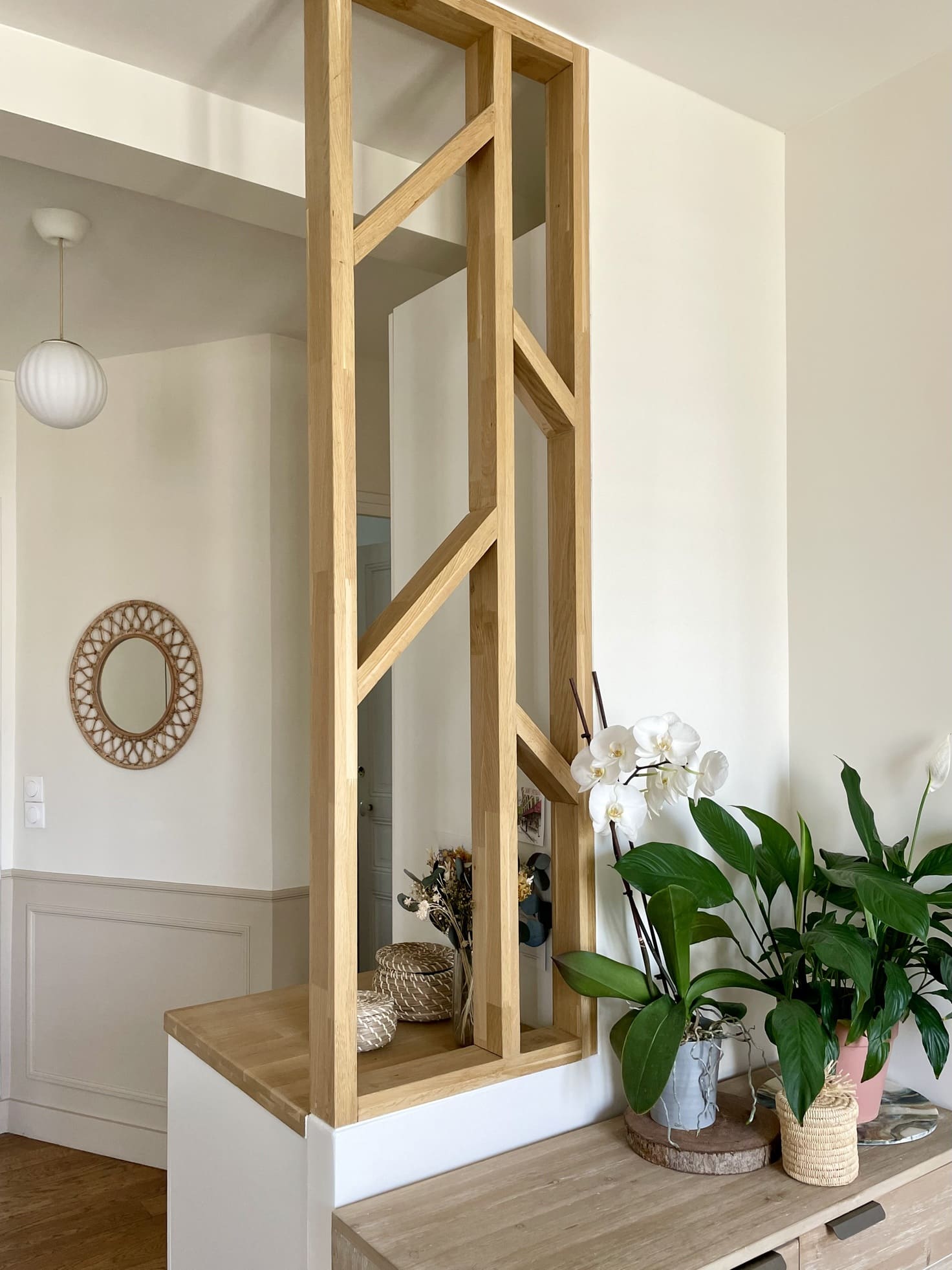 entrée avec claustra bois appartement Paris par Happy Pog Charlotte Gille entrée avec claustra bois appartement Paris par Happy Pog Charlotte Gille