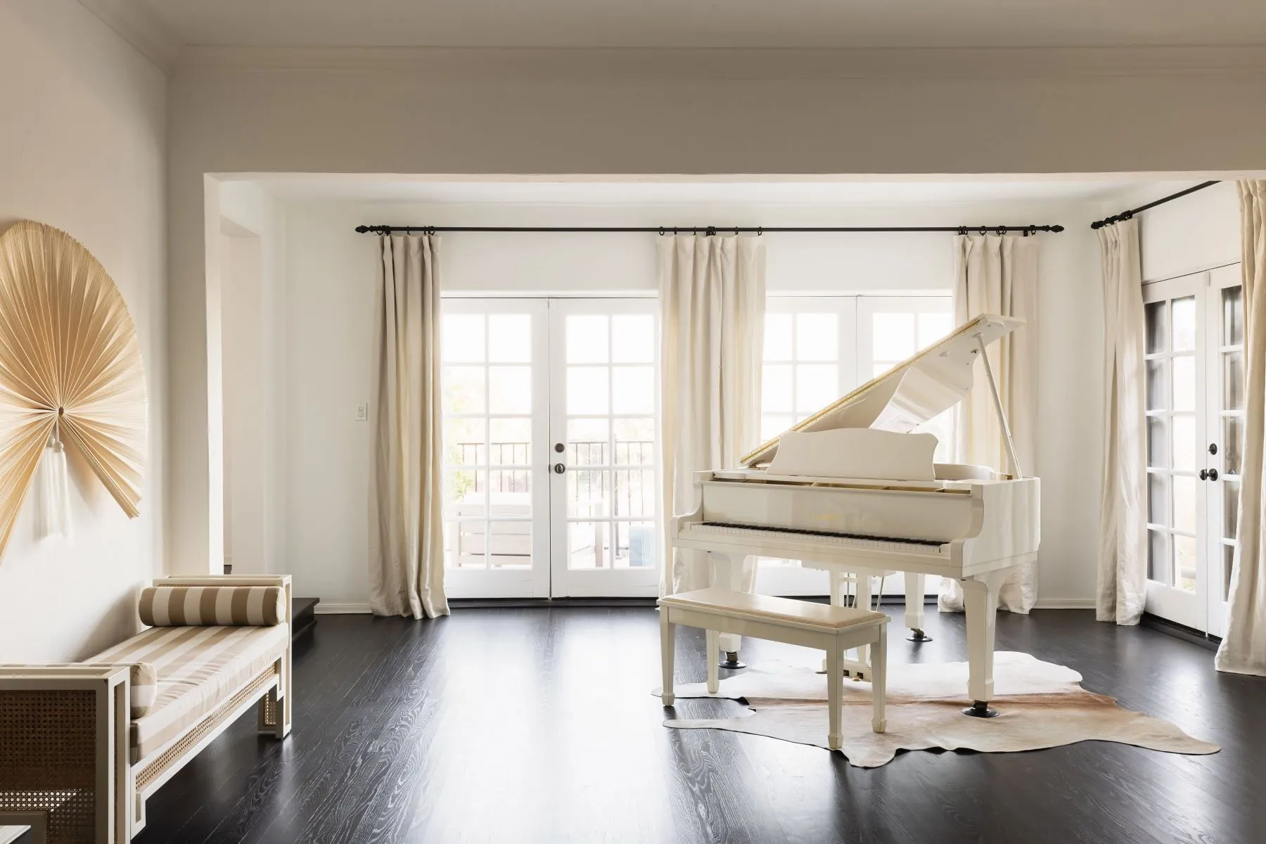 salon avec piano à queue blanc décoration contemporaine salon avec piano à queue blanc décoration contemporaine