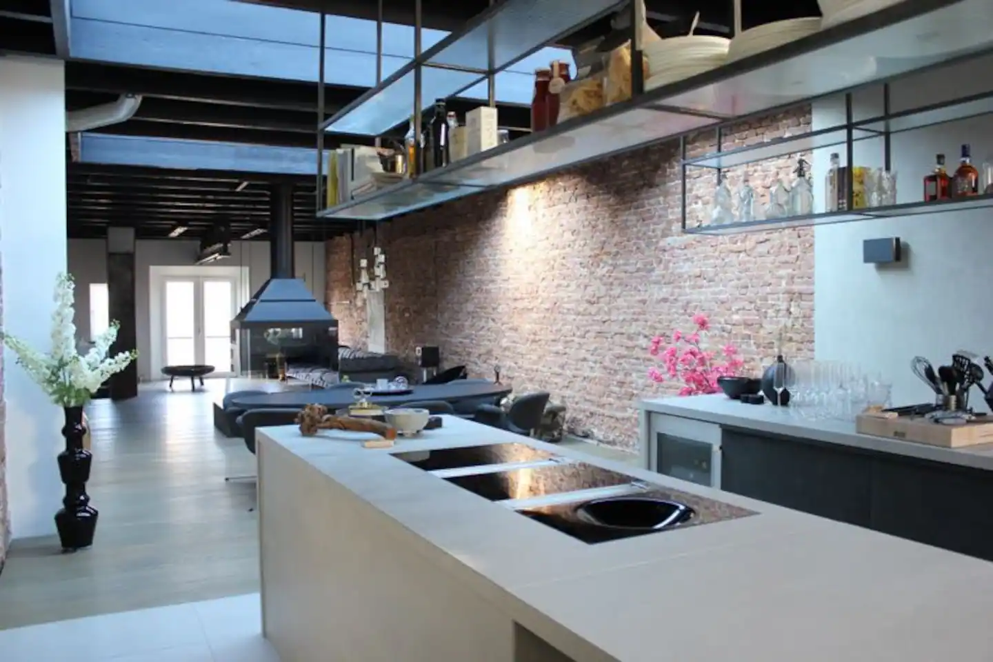 salon avec cuisine ouverte béton murs briques loft Amsterdam salon avec cuisine ouverte béton murs briques loft Amsterdam